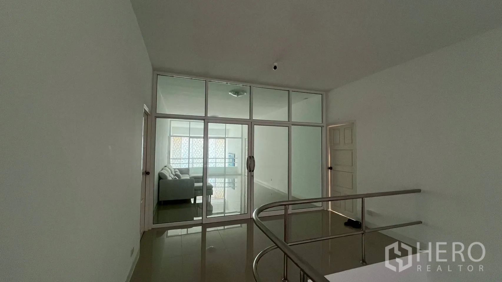 家庭办公室 for rent in Wang Thonglang, Bangkok - 楼上走廊配玻璃推拉门，内有休息区。