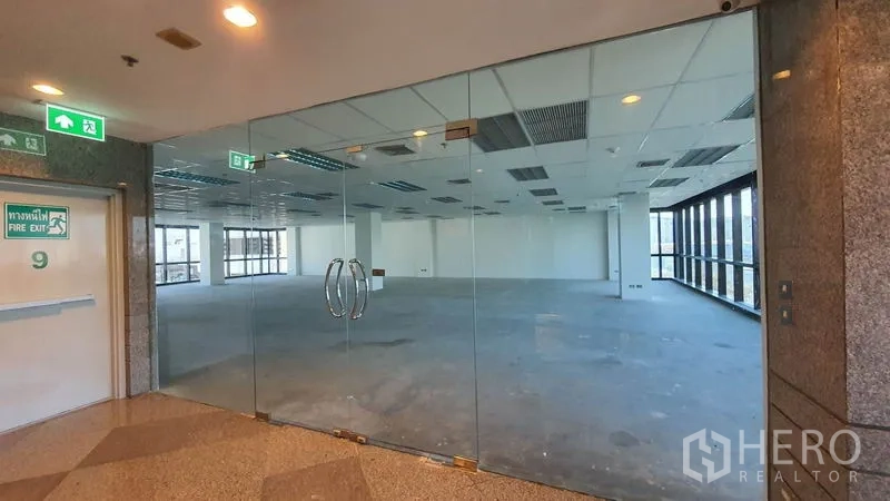 สำนักงาน ให้เช่าในWatthana, Bangkok - ทางเข้าออฟฟิศประตูกระจกคู่ มุมมองพื้นที่เปิดโล่ง เพดานตะแกรงพร้อมไฟ