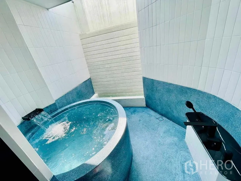 คอนโด ให้เช่าในKhlong San, Bangkok - ห้องน้ำสปาพร้อมอ่างแช่น้ำทรงกลมและน้ำตกไหลลงอ่าง