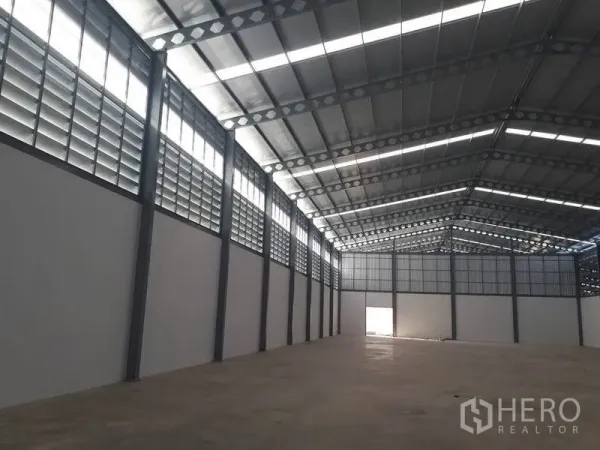 คลังสินค้า ให้เช่าในBang Phli, Samut Prakan - ผนังภายในมีช่องระบายอากาศบานเกล็ด ใต้หลังคาทรงจั่วสูง