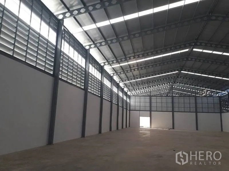 คลังสินค้า ให้เช่าในBang Phli, Samut Prakan - ผนังภายในมีช่องระบายอากาศบานเกล็ด ใต้หลังคาทรงจั่วสูง