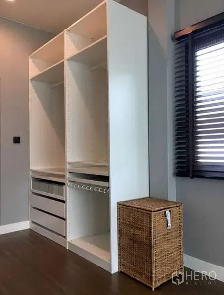 บ้าน ให้เช่าในBang Kapi, Bangkok - ตู้เสื้อผ้าสีขาวแบบเปิดข้างหน้าต่างบานเกล็ด พร้อมตะกร้าหวาย