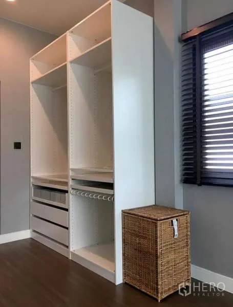 บ้าน ให้เช่าในBang Kapi, Bangkok - ตู้เสื้อผ้าสีขาวแบบเปิดข้างหน้าต่างบานเกล็ด พร้อมตะกร้าหวาย