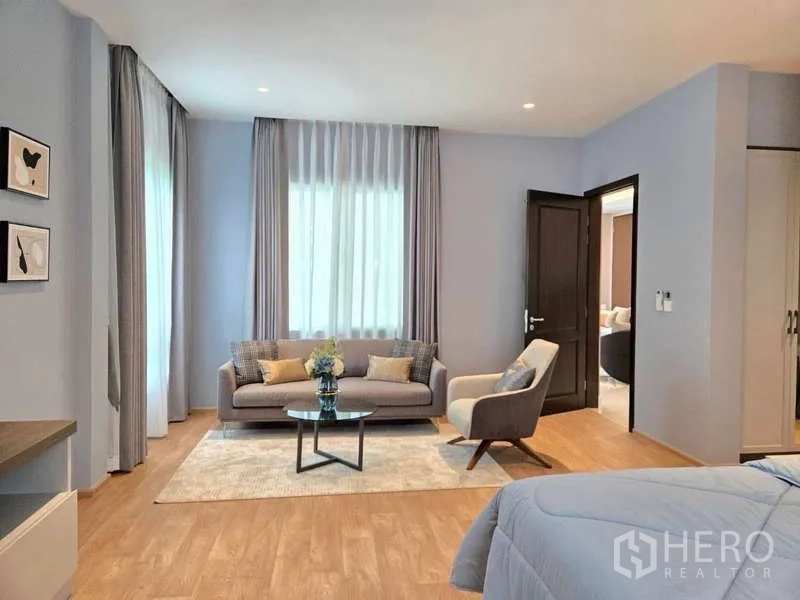 บ้าน ให้เช่าหรือขายในLat Krabang, Bangkok - มุมนั่งเล่นในห้องนอน โซฟา เก้าอี้ และโต๊ะกลม