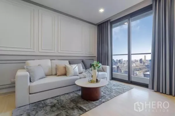 公寓 出租在Huai Khwang, Bangkok - 客厅落地窗，俯瞰曼谷天际线的全景视野。