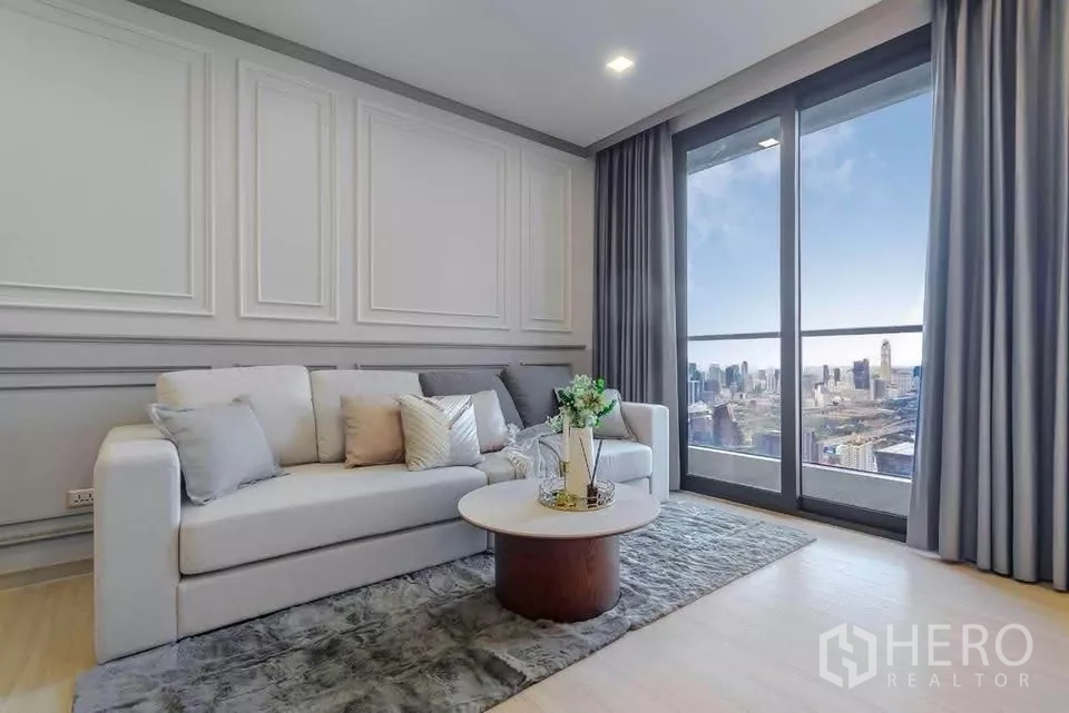 公寓 出租在Huai Khwang, Bangkok - 客厅落地窗，俯瞰曼谷天际线的全景视野。