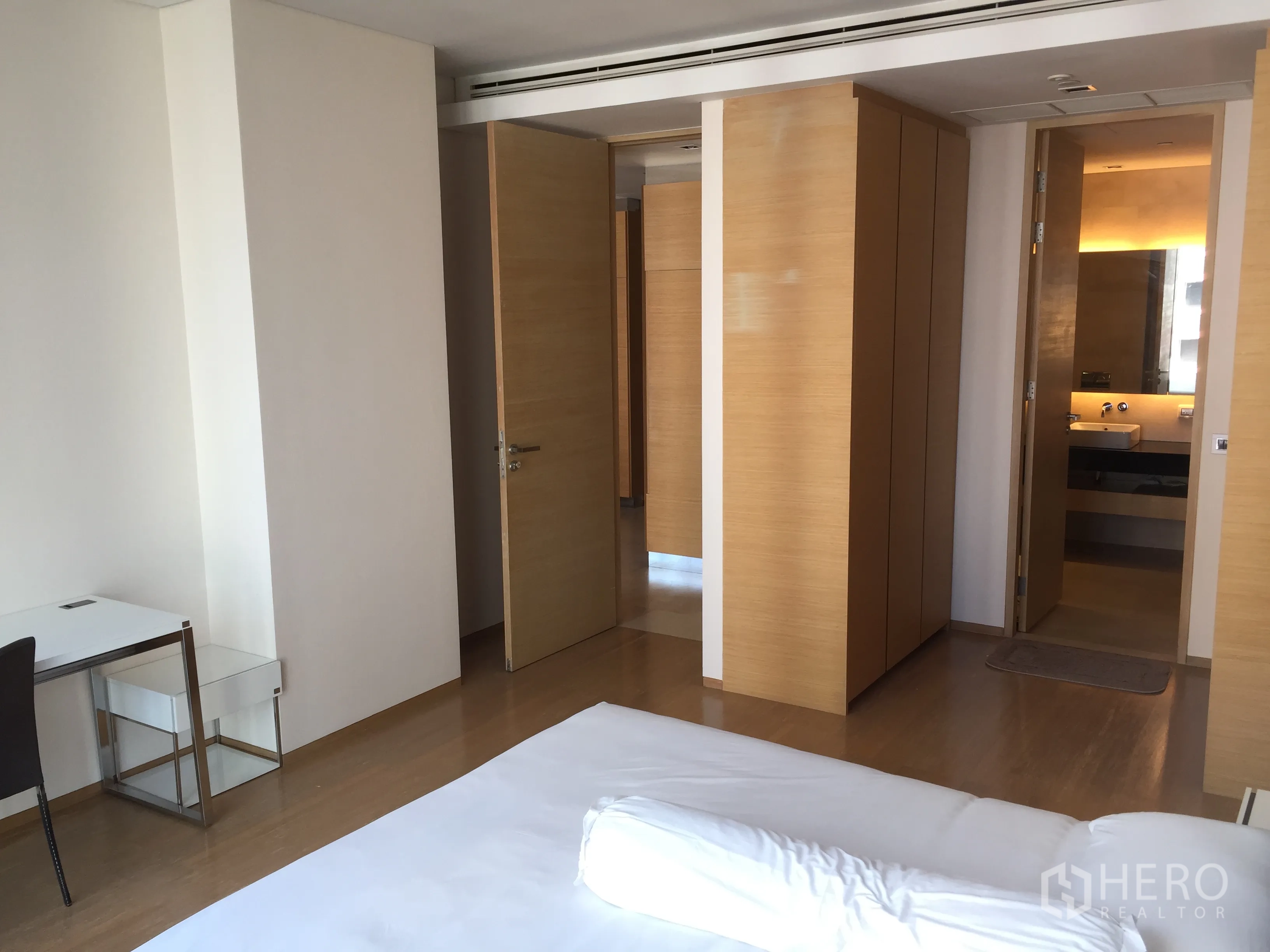 公寓 出租或出售在Bang Rak, Bangkok - 明亮卧室，内置衣柜、书桌并可直达套内卫浴。