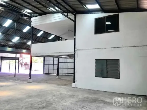คลังสินค้า ให้เช่าในPathum Thani - พื้นที่ทำงานชั้นล่างพร้อมอาคารสำนักงานสองชั้นและช่องลมภายในโกดัง