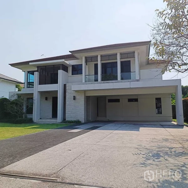 独立式住宅 出租或出售在Mueang Nonthaburi, Nonthaburi - 房屋正立面，宽廊、草坪与长车道。