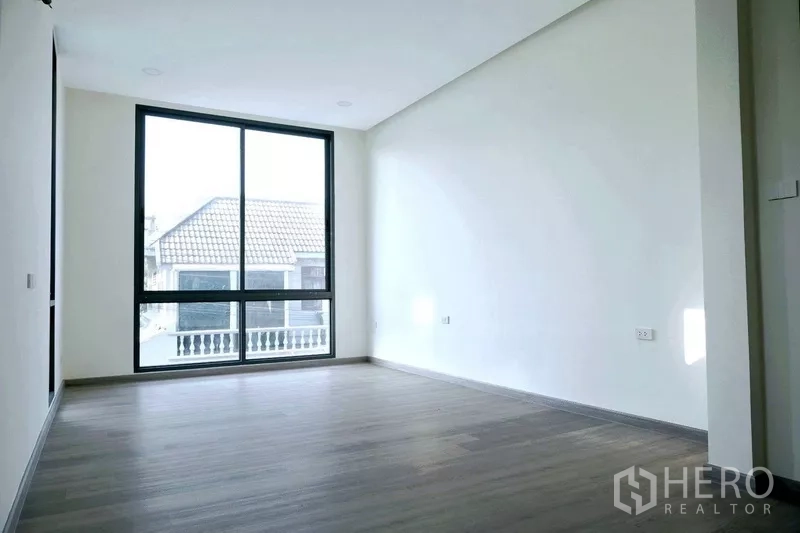 บ้าน ขายในKhlong Toei, Bangkok - ห้องนอนรับแสงดี หน้าต่างสูงจรดพื้นและพื้นไม้