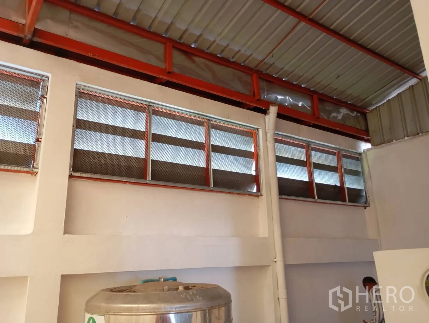 Warehouse for rent in Bang Phli, Samut Prakan - Ventilated louver windows beneath a steel roof structure inside the warehouse.