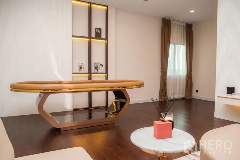 独立式住宅 出租或出售在Bangkok - 多功能房放置椭圆娱乐桌与背光书架。