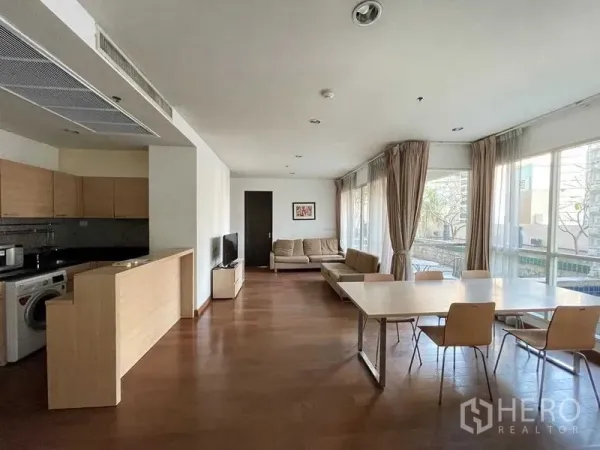 คอนโด ให้เช่าในPathum Wan, Bangkok - ห้องครัว รับประทานอาหาร และนั่งเล่นแบบโอเพ่น พร้อมพื้นไม้และแสงธรรมชาติ