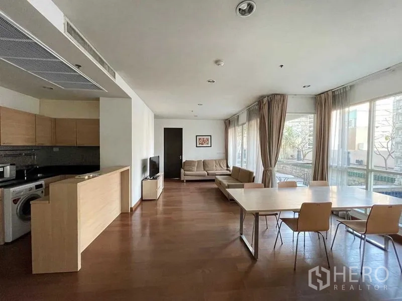 公寓 出租在Pathum Wan, Bangkok - 开放式厨房、餐厅与客厅，木地板与充足自然采光。