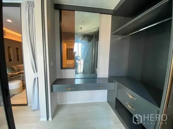 คอนโด ให้เช่าในPathum Wan, Bangkok - วอล์กอินคลอเซตพร้อมโต๊ะเครื่องแป้ง กระจก และตู้บิวท์อิน ข้างโซนนั่งเล่น