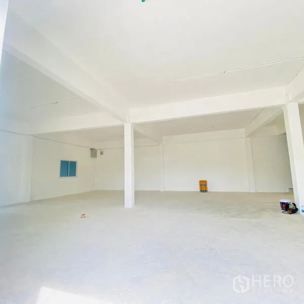 คลังสินค้า ให้เช่าในBang Khae, Bangkok - ฮอลล์โล่งทาสีใหม่ มีเสากลางและหน้าต่างด้านข้าง พร้อมสำหรับติดตั้งชั้นวาง