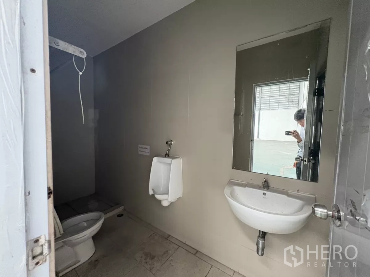 คลังสินค้า ให้เช่าในBang Phli, Samut Prakan - ห้องน้ำโกดังพร้อมอ่างล้างหน้า โถปัสสาวะ และโถสุขภัณฑ์ ใกล้โซนโหลด