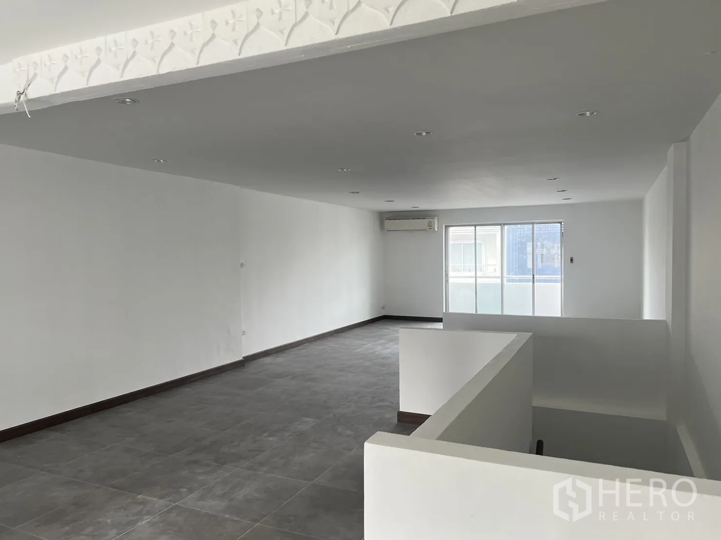 零售空间 出租在Khlong Toei, Bangkok - 二层大空间，灰色地砖，推拉门连阳台，配空调。