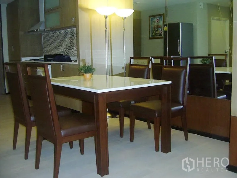 คอนโด ให้เช่าในKhlong Toei, Bangkok - มุมทานอาหารโต๊ะไม้ 6 ที่นั่ง ติดกับครัวสมัยใหม่ ผนังกระจกและโคมไฟตั้งพื้นในคอนโดกรุงเทพฯ