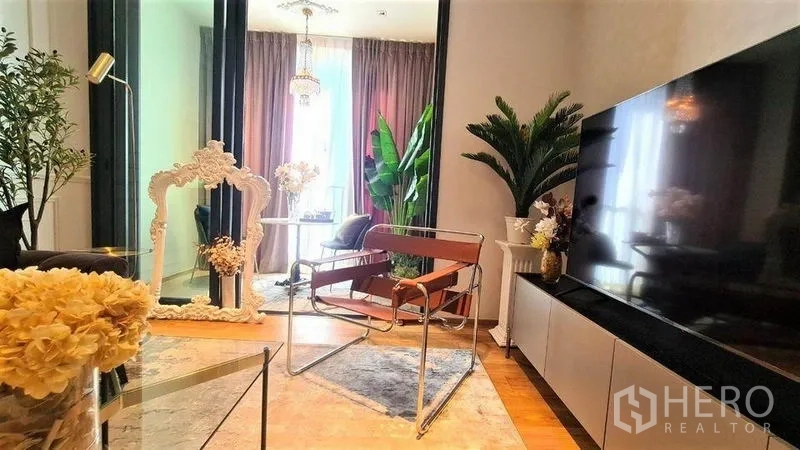 คอนโด ให้เช่าในKhlong Toei, Bangkok - โซนนั่งเล่นพร้อมตู้ทีวี และประตูกระจกบานเลื่อนสู่ซันรูม