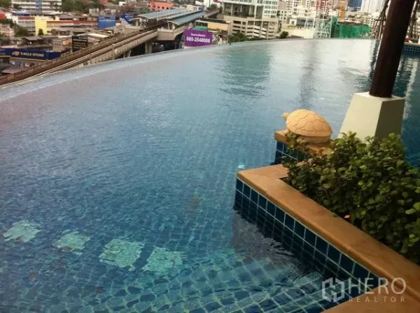 公寓 出租在Watthana, Bangkok - 屋顶无边际泳池，俯瞰素坤逸天际线与轻轨轨道。