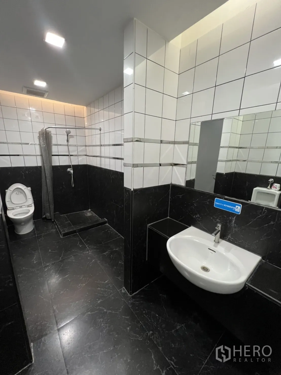 พื้นที่ขายปลีก ให้เช่าในSathon, Bangkok - ห้องน้ำปูกระเบื้อง มีโซนอาบน้ำ โถสุขภัณฑ์ และอ่างล้างหน้าแขวนผนัง