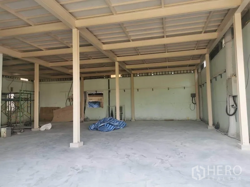 คลังสินค้า ให้เช่าในPrawet, Bangkok - พื้นที่อุตสาหกรรมเพดานสูง พื้นคอนกรีต และจุดต่อไฟริมผนัง