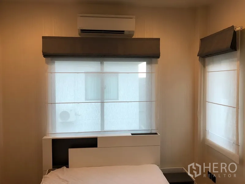Detached House for rent or sale in Bang Kapi, Bangkok - Bright third bedroom with AC unit, corner windows and soft roman blinds.