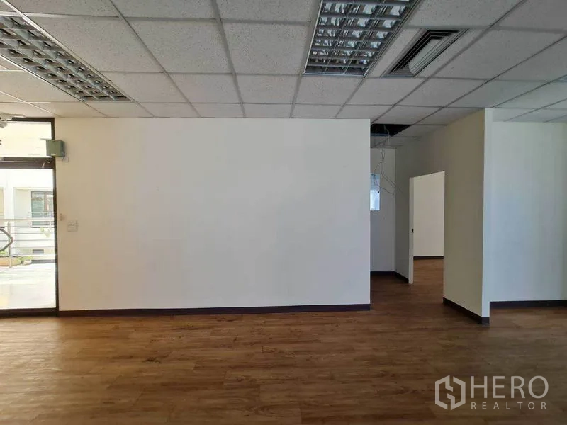 สำนักงาน ให้เช่าในWatthana, Bangkok - ผนังโถงทางเข้าพร้อมทางเดินเชื่อมห้องด้านใน เพดานฝ้าทีบาร์