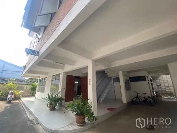 สำนักงานที่บ้าน ให้เช่าในKhlong Toei, Bangkok - พื้นที่จอดรถชั้นล่างแบบมีหลังคา พร้อมบันไดและต้นไม้กระถาง