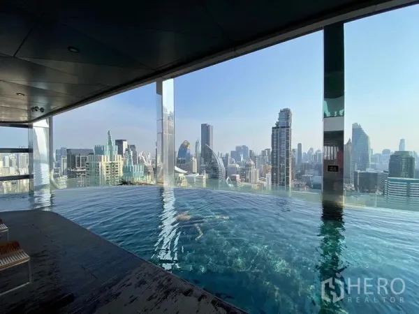 Condominium for rent or sale in Ratchathewi, Bangkok - Rooftop infinity pool with panoramic city views of downtown Bangkok.