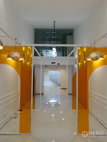 อาคารพาณิชย์ ให้เช่าในWatthana, Bangkok - มุมมองผ่านบูธแสดงสินค้าโทนส้ม ไปยังโถงโล่งและชั้นลอย