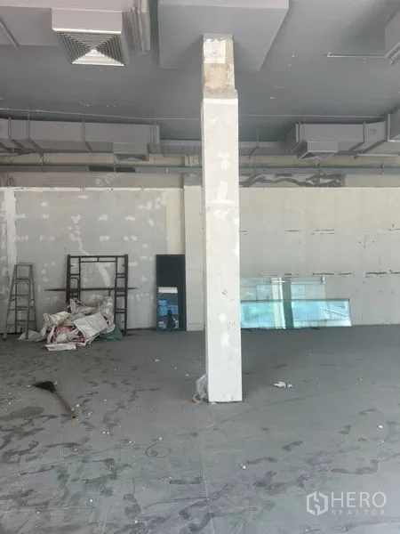 พื้นที่ขายปลีก ให้เช่าในKhlong Toei, Bangkok - ภายในพื้นที่ค้าปลีกแบบเปล่า มีเสากลางห้อง เพดานสูง ระบบท่อลม และผนังยังไม่ตกแต่ง