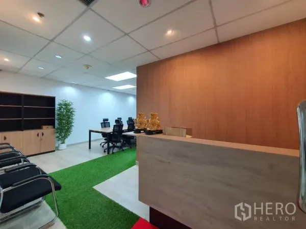 办公空间 出租 - 前台视角展示木饰面背景、接待台及开放式会议区。