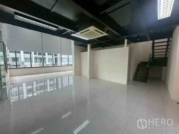 สำนักงาน ให้เช่าในKhlong Toei, Bangkok - โถงกว้างมีบันไดขึ้นชั้นลอย ม่านม้วนกันแดดริมหน้าต่างกว้าง