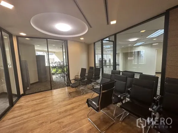 办公空间 出租 - 培训室配多排黑色椅子，木地板，四周为玻璃隔断会议室。