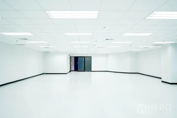 สำนักงาน ให้เช่าในWatthana, Bangkok - สำนักงานว่างกว้างขวาง ประตูทางเข้าแบบกระจก ฝ้าทีบาร์พร้อมไฟ LED และพื้นเงา.