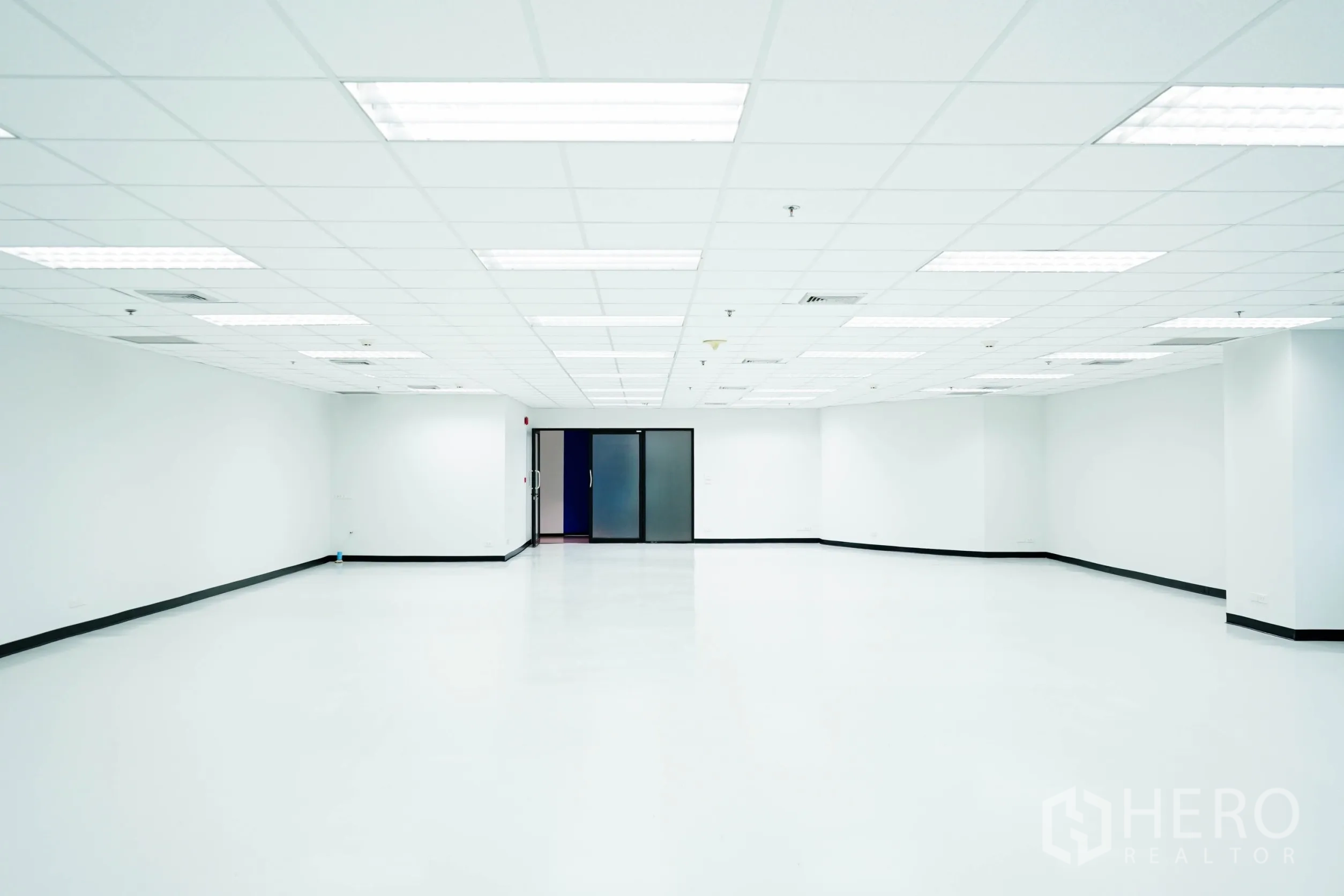 สำนักงาน ให้เช่าในWatthana, Bangkok - สำนักงานว่างกว้างขวาง ประตูทางเข้าแบบกระจก ฝ้าทีบาร์พร้อมไฟ LED และพื้นเงา.