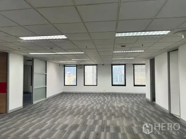 สำนักงาน ให้เช่าในKhlong Toei, Bangkok - พื้นที่สำนักงานกว้าง ไฟฟลูออเรสเซนต์ หน้าต่าง และผนังกระจกกั้นห้อง