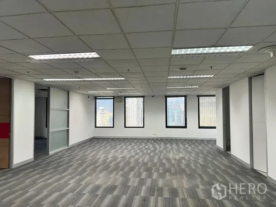สำนักงาน ให้เช่าในKhlong Toei, Bangkok - พื้นที่สำนักงานกว้าง ไฟฟลูออเรสเซนต์ หน้าต่าง และผนังกระจกกั้นห้อง