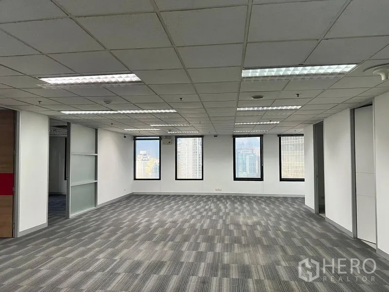 สำนักงาน ให้เช่าในKhlong Toei, Bangkok - พื้นที่สำนักงานกว้าง ไฟฟลูออเรสเซนต์ หน้าต่าง และผนังกระจกกั้นห้อง