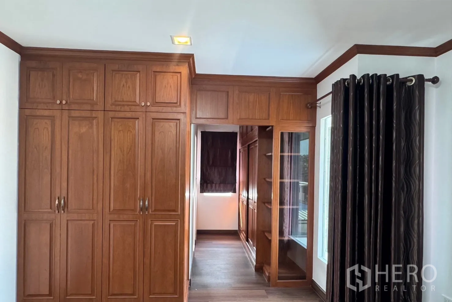 บ้าน for rent in Bang Phli, Samut Prakan - ห้องนอนพร้อมตู้เสื้อผ้าบิวท์อินไม้ และโถงวอล์กอินคลอเซ็ต