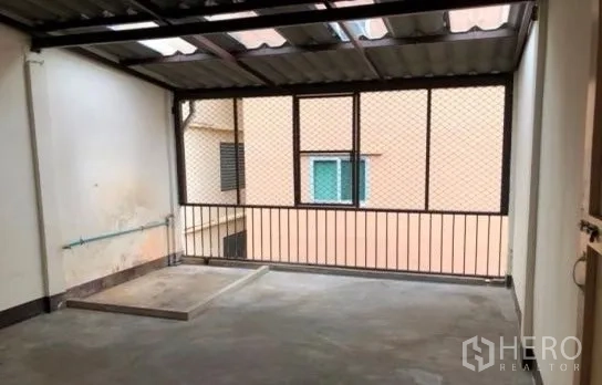 อาคารพาณิชย์ ให้เช่าในYan Nawa, Bangkok - ระเบียงหลังคาคลุมด้านหลัง มีหลังคาเมทัลชีท เหล็กดัด และจุดน้ำใช้งาน