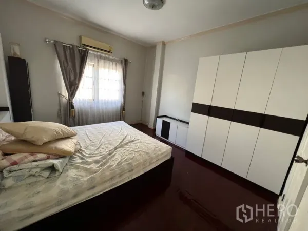 บ้าน ขายในLat Krabang, Bangkok - ห้องนอนอบอุ่นพร้อมเตียง ตู้เสื้อผ้าใบใหญ่ และหน้าต่างติดผ้าม่าน