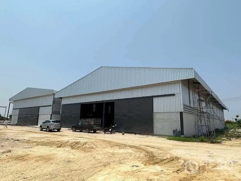 工厂 出租在Phan Thong, Chon Buri - 并排厂房的宽视角，压实地面便于停车与卡车出入。