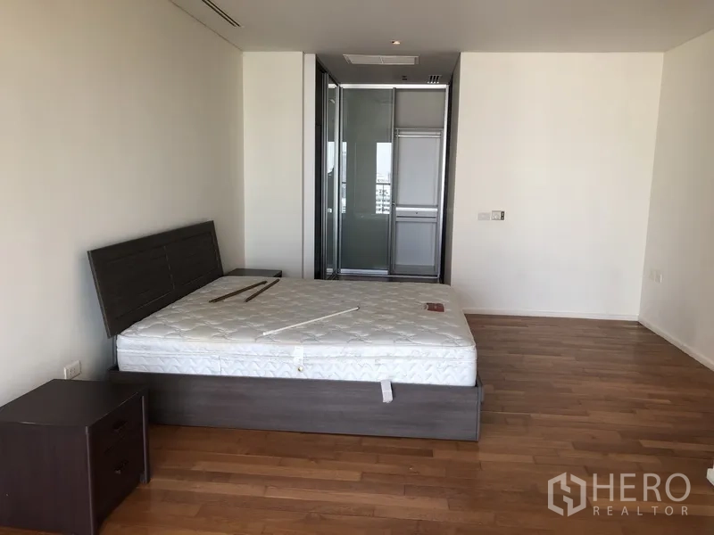 คอนโด ให้เช่าในKhlong Toei, Bangkok - ห้องนอนขนาดใหญ่ พื้นไม้ เตียง และห้องน้ำในตัวผนังกระจก