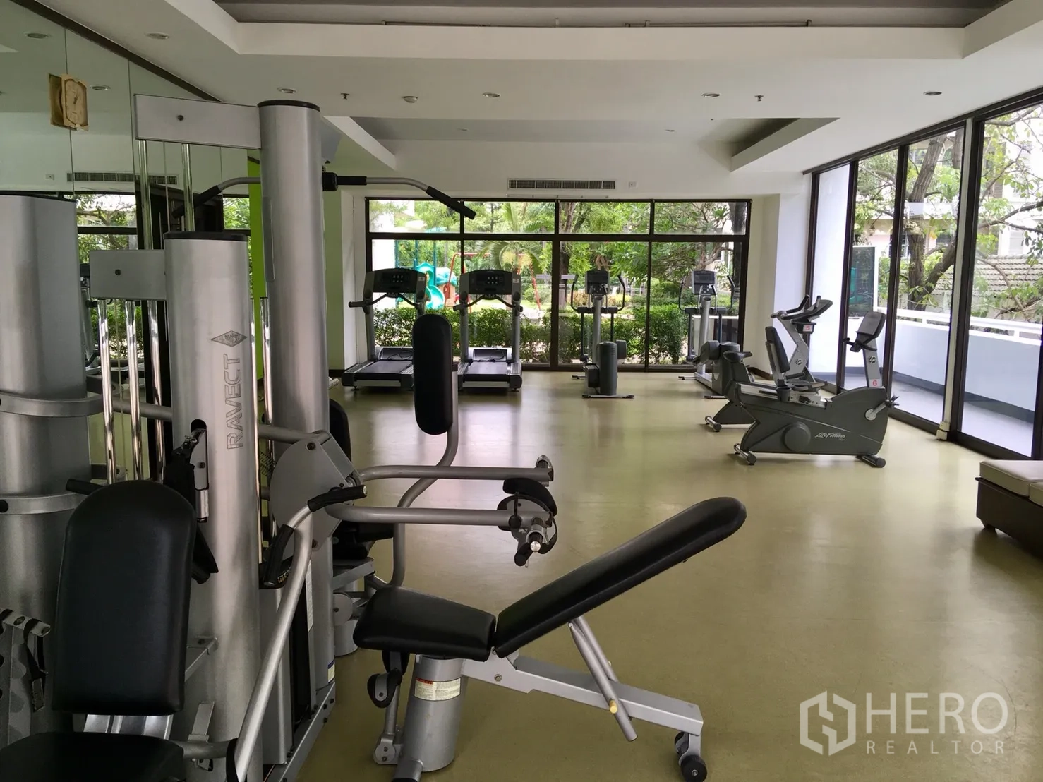 公寓 出租或出售在Watthana, Bangkok - 设备齐全的健身房，力量与有氧器械面向落地窗。