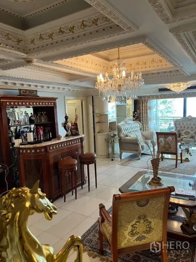 คอนโด ขายในKhlong Toei, Bangkok - ห้องนั่งเล่น Mahogany Tower เพดานหลุมลายปูนปั้น โคมระย้า ชุดโซฟาคลาสสิก และบาร์บิวท์อิน