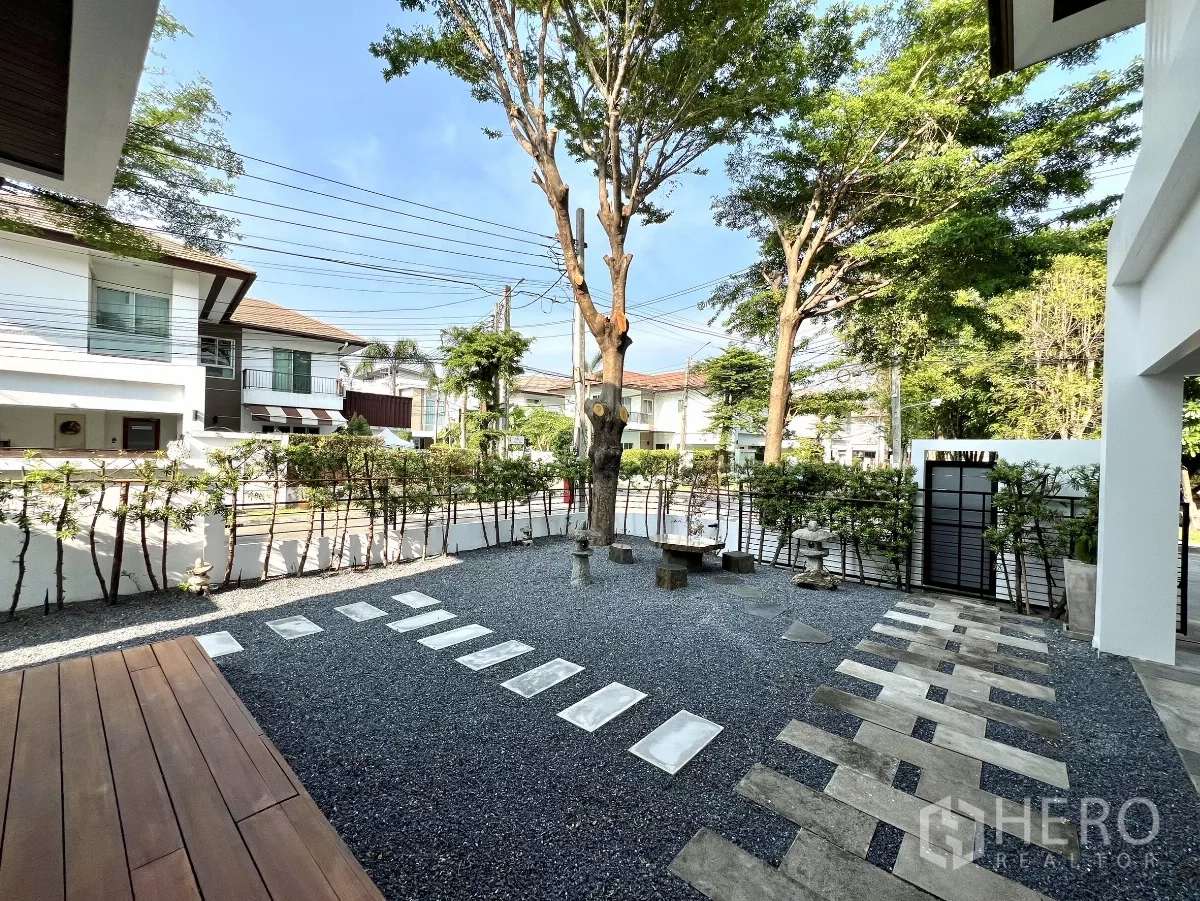 บ้าน ให้เช่าหรือขายในSaphan Sung, Bangkok - สวนหน้าบ้านกรวดกว้าง มีต้นไม้ใหญ่และทางเดินสู่ประตูรั้ว