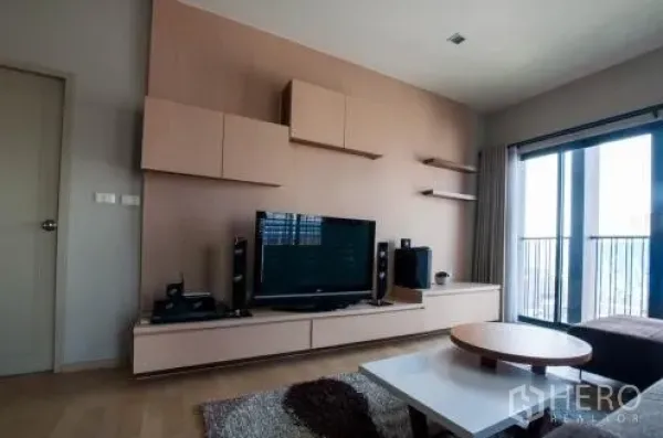 คอนโด ให้เช่าหรือขายในWatthana, Bangkok - ห้องนั่งเล่นร่วมสมัย ผนังทีวีบิวท์อิน ชั้นลอย และประตูออกสู่ระเบียง